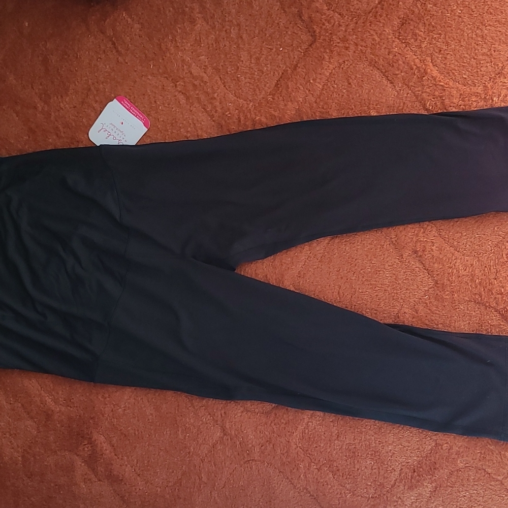 Crossover Panel Active Maternity Capri by Ingrid & Isabel